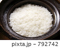 792742