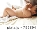 窓辺でおしゃぶり
