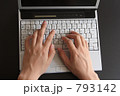 キーボードを打つ手