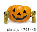 ハロウィン顔のカボチャを挟んでミニチュアテディベア　野菜　