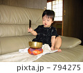 お盆　鈴を鳴らす赤ちゃん　叩くところ