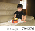 お盆　鈴を鳴らす赤ちゃん　叩いたところ