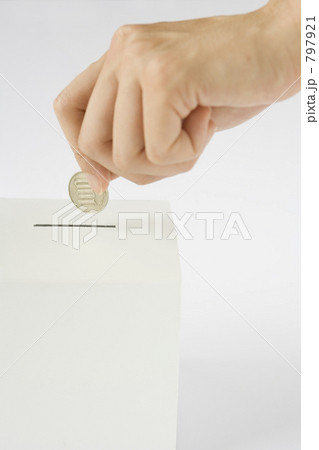 「お金 白色 箱 入れる 1個 」の写真素材 「お金 白色 箱 入れる 1個 」の写真素材