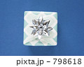 798618