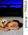 遊びつかれて眠る子供