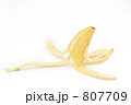 807709