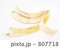 807718