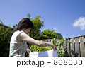 洗濯物をのばす女性
