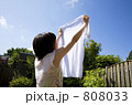 洗濯物をのばす主婦