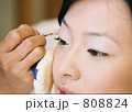 化粧してる女性