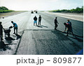 809877