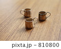 810800