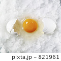821961