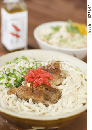 「沖縄 食べ物 ソーキソバ 」の写真素材