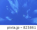 823861