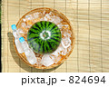 タライに氷で冷やしたスイカとラムネ
