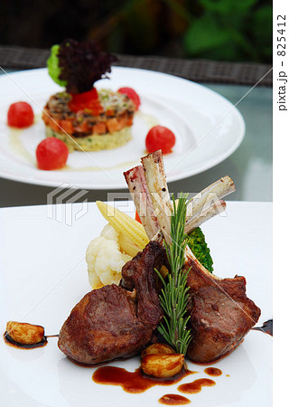 「食事 洋食 白色 肉料理 」の写真素材 「食事 洋食 白色 肉料理 」の写真素材