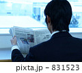 新聞を読むビジネスマン