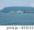 高松港に入るフェリー