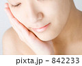 頬に手を触れる女性の顔