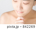 考えるポーズの女性の顔