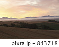 843718