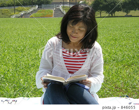 「読書」の写真素材