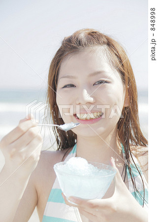 「海 女性 水着 夏 夏休み 」の写真素材 「海 女性 水着 夏 夏休み 」の写真素材