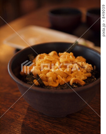 食べ物 ウニ丼 真夏