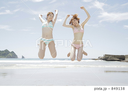 「海 女性 水着 夏 10代 バカンス 」の写真素材