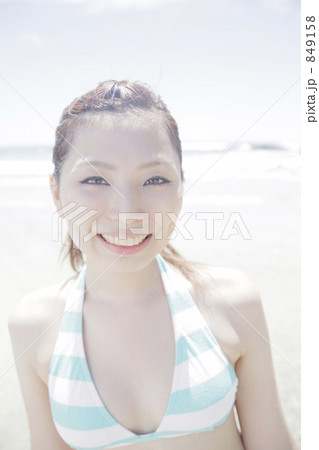 「海 水着 女性 夏 昼間 ナチュラル 」の写真素材