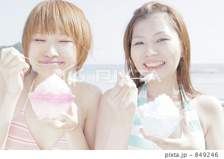 「海 女性 水着 夏 正面 10代 」の写真素材