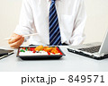 弁当を食べる男性