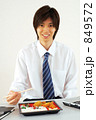 弁当を食べる男性