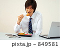 弁当を食べる男性