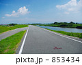 素材ナンバー 853434 : 「夏の堤防道路」