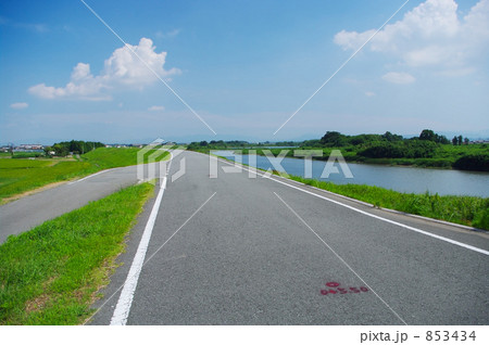 夏の堤防道路