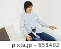 小犬と男性