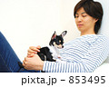 小犬と男性