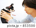 小犬を抱く男性