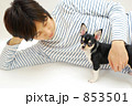 小犬と男性