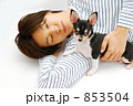 小犬と男性