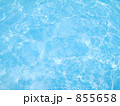 夏の青いプールの水紋