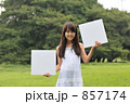 ２枚のパネルを持つ女の子