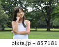 悩んでいる女の子