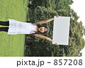 白いパネルを持つ女の子