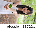 葉っぱを持った女の子