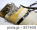 革のシザーケースとカットシザー、セニングシザー