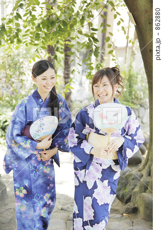 「夏 20代 10代 女の子 女性 」の写真素材