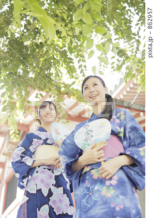 「夏 10代 女性 女の子 人物 」の写真素材